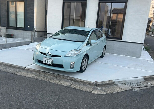 【駐車場】駐車場と明記されていても、最小スペースでつくられた駐車場だと大型車は駐車できなかったり、出入りしにくくなったりする可能性があります。お車のサイズと購入したい物件の駐車場のサイズを現地で確認しましょう。