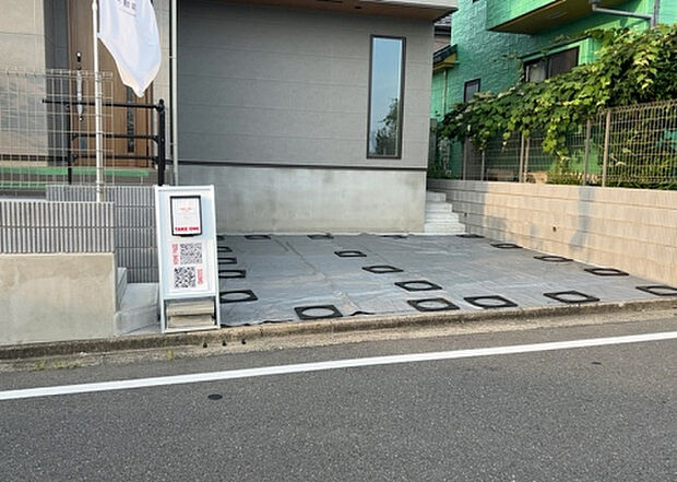 【駐車場】駐車場と明記されていても、最小スペースでつくられた駐車場だと大型車は駐車できなかったり、出入りしにくくなったりする可能性があります。お車のサイズと購入したい物件の駐車場のサイズを現地で確認しましょう。
