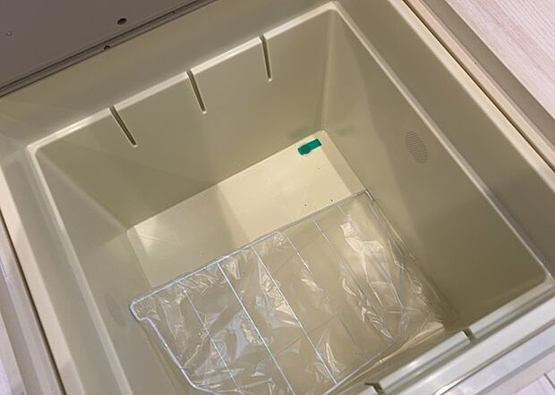 【キッチン床下収納】キッチン床下収納は、調理器具や食器などをスッキリと収納できる便利なスペースです。収納量が多いもの、引き出しがスムーズに開閉するものなど、使い勝手の良いものを選ぶことが大切です。また、湿気がこもりやすい場所なので、通気性の良いものを選ぶこともおすすめです。