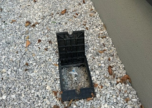 【その他設備】敷地内には、散水栓や立水栓があります。水道水を直接利用できるため、水を運ぶ手間を省くことが出来ます。大量の水を必要とする洗車作業や清掃などに役立ちます。その他設備とあわせて、現地でご確認ください。
