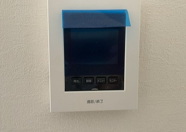 【TVモニター付きインターホン】TVモニター付きインターホンは、来訪者の顔を確認できるだけでなく、音声でやり取りすることもできるため、セキュリティ面で安心できる設備です。モニター画面が大きく見やすいもの、夜間でも来訪者をしっかりと確認できるものなど、機能性を重視したいところです。