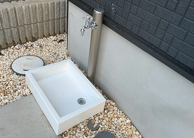 【外水栓】外水栓は、庭の水やりや洗車など、様々な用途に使える便利な設備です。ホースがしっかりと接続できるもの、水圧が安定しているものなど、使い勝手の良いものを選びましょう。また、凍結防止機能が付いているものなら、冬場でも安心して使用できます。