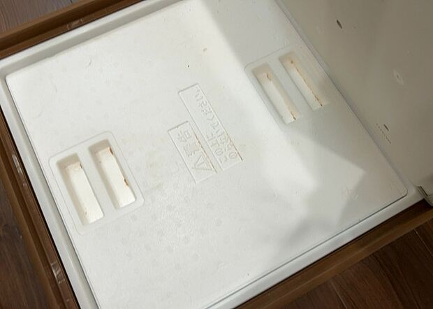 【キッチン床下収納】キッチン床下収納は、調理器具や食器などをスッキリと収納できる便利なスペースです。収納量が多いもの、引き出しがスムーズに開閉するものなど、使い勝手の良いものを選ぶことが大切です。また、湿気がこもりやすい場所なので、通気性の良いものを選ぶこともおすすめです。