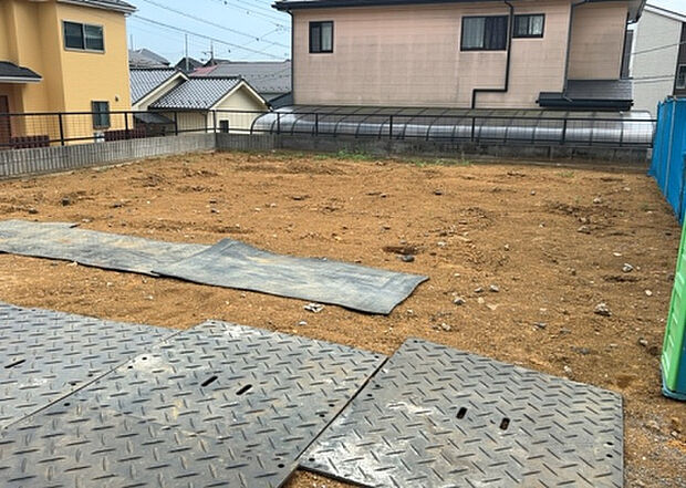 【玄関_2】玄関は、狭すぎると複数人で使いにくく、広すぎても無駄な空間になりがちです。最低2畳を目安にして、家の広さとの兼ね合いや家族の人数を考慮して決めるとよいでしょう。現地を見学して快適な玄関を選びましょう!