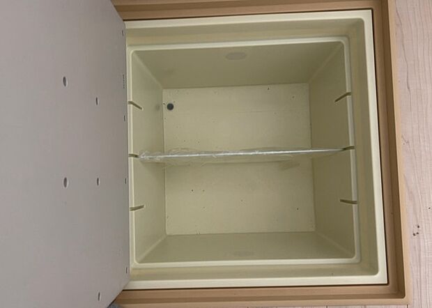 【キッチン床下収納】キッチン床下収納は、調理器具や食器などをスッキリと収納できる便利なスペースです。収納量が多いもの、引き出しがスムーズに開閉するものなど、使い勝手の良いものを選ぶことが大切です。また、湿気がこもりやすい場所なので、通気性の良いものを選ぶこともおすすめです。