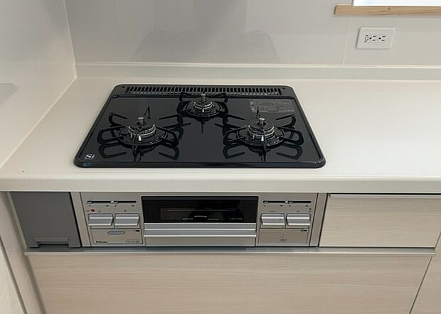 【キッチンコンロ】キッチンコンロは、料理の質を大きく左右する重要な設備です。火力調整のしやすさ、グリル機能の有無、安全装置の充実度など、選ぶポイントがたくさんあります。特に、IHクッキングヒーターは、お手入れのしやすさや安全性が高く、近年人気が高まっています。