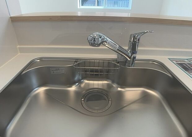 【キッチン水栓】キッチン水栓は、毎日必ず使うものだからこそ、使いやすさが重要です。シャワーヘッドの切り替えがスムーズか、吐水量が調節できるか、水しぶきが飛び散りにくい構造か、浄水機能が付いているかなど、日々の家事を快適にするための機能が数多くあります。また、デザインも多種多様なので、キッチン全体の雰囲気に合わせたものを選ぶことができます。
