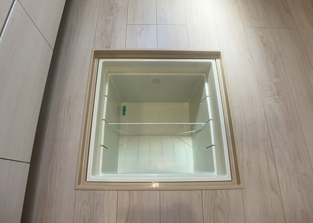 【キッチン床下収納】キッチン床下収納は、調理器具や食器などをスッキリと収納できる便利なスペースです。収納量が多いもの、引き出しがスムーズに開閉するものなど、使い勝手の良いものを選ぶことが大切です。また、湿気がこもりやすい場所なので、通気性の良いものを選ぶこともおすすめです。