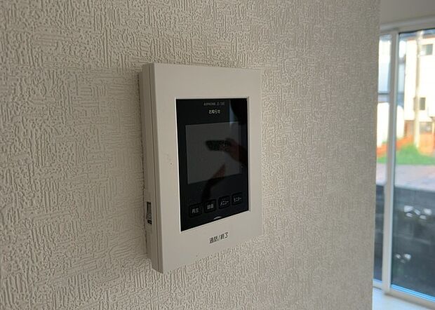 【TVモニター付きインターホン】TVモニター付きインターホンは、来訪者の顔を確認できるだけでなく、音声でやり取りすることもできるため、セキュリティ面で安心できる設備です。モニター画面が大きく見やすいもの、夜間でも来訪者をしっかりと確認できるものなど、機能性を重視したいところです。