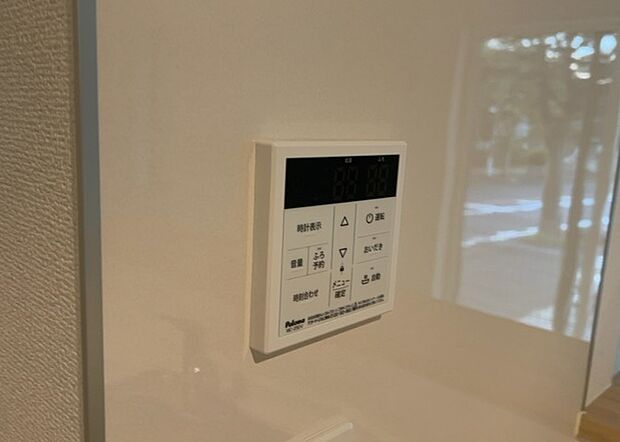 【給湯器リモコン】給湯器リモコンは、お風呂の温度設定やタイマー設定など、お風呂を快適に楽しむために欠かせないものです。液晶画面が大きく見やすいもの、操作ボタンが分かりやすいものなど、使いやすさが重要です。また、エコ機能が付いているものなら、光熱費の節約にもつながります。