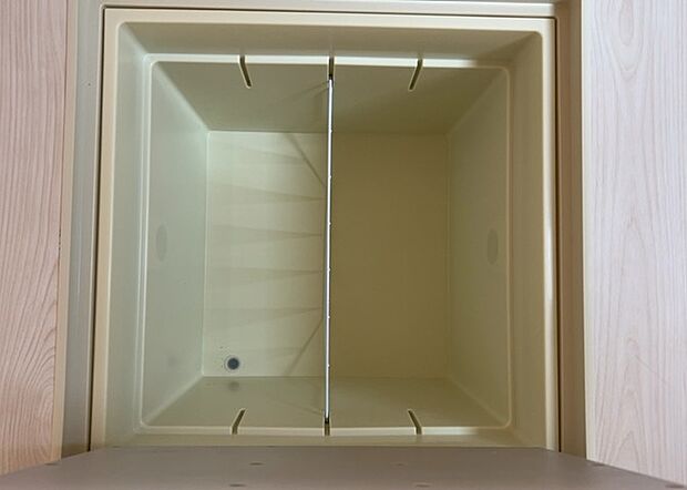 【キッチン床下収納】キッチン床下収納は、調理器具や食器などをスッキリと収納できる便利なスペースです。収納量が多いもの、引き出しがスムーズに開閉するものなど、使い勝手の良いものを選ぶことが大切です。また、湿気がこもりやすい場所なので、通気性の良いものを選ぶこともおすすめです。