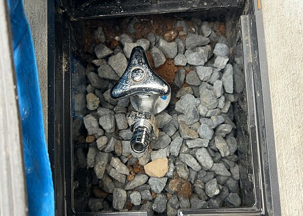 【外水栓】外水栓は、庭の水やりや洗車など、様々な用途に使える便利な設備です。ホースがしっかりと接続できるもの、水圧が安定しているものなど、使い勝手の良いものを選びましょう。また、凍結防止機能が付いているものなら、冬場でも安心して使用できます。