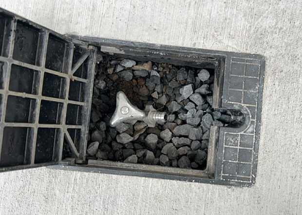 【その他設備】敷地内には、散水栓や立水栓があります。水道水を直接利用できるため、水を運ぶ手間を省くことが出来ます。大量の水を必要とする洗車作業や清掃などに役立ちます。その他設備とあわせて、現地でご確認ください。