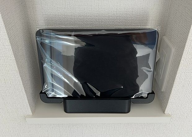 【TVモニター付きインターホン】TVモニター付きインターホンは、来訪者の顔を確認できるだけでなく、音声でやり取りすることもできるため、セキュリティ面で安心できる設備です。モニター画面が大きく見やすいもの、夜間でも来訪者をしっかりと確認できるものなど、機能性を重視したいところです。