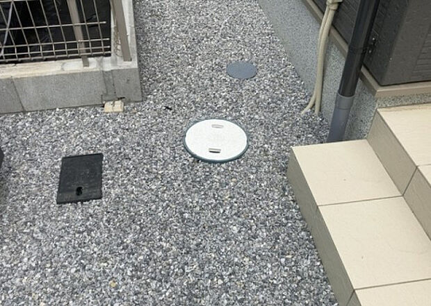 【その他設備】敷地内には、散水栓や立水栓があります。水道水を直接利用できるため、水を運ぶ手間を省くことが出来ます。大量の水を必要とする洗車作業や清掃などに役立ちます。その他設備とあわせて、現地でご確認ください。
