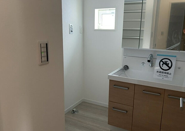 【脱衣場】多くの戸建て住宅で見かける洗面脱衣所は、洗面台と洗濯機が2畳ほどのスペースに並べられていて、洗面所が脱衣所を兼ね備えている間取りが一般的です。お客様が利用することもある、パブリックな空間でもあります。