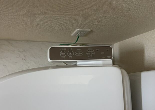 【ウォシュレット(リモコン)】ウォシュレットは、衛生面だけでなく、快適性も向上させる便利な設備です。洗浄機能の種類や水温調節機能など、様々な機能が付いたものが多くあります。リモコンも、操作が簡単で、使いやすいものを選びましょう。