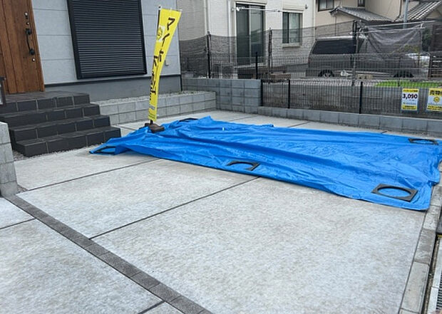 【駐車場】駐車場と明記されていても、最小スペースでつくられた駐車場だと大型車は駐車できなかったり、出入りしにくくなったりする可能性があります。お車のサイズと購入したい物件の駐車場のサイズを現地で確認しましょう。
