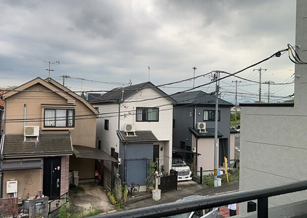 【物件からの展望】眺望を気にして物件を探す場合、前面に建物が建っていないか現地で確認しましょう!前面に建物があると景色はもちろん、日当たりや風通しにも影響が出てきます。住んだ時のことを想像しながら現地見学をしましょう。