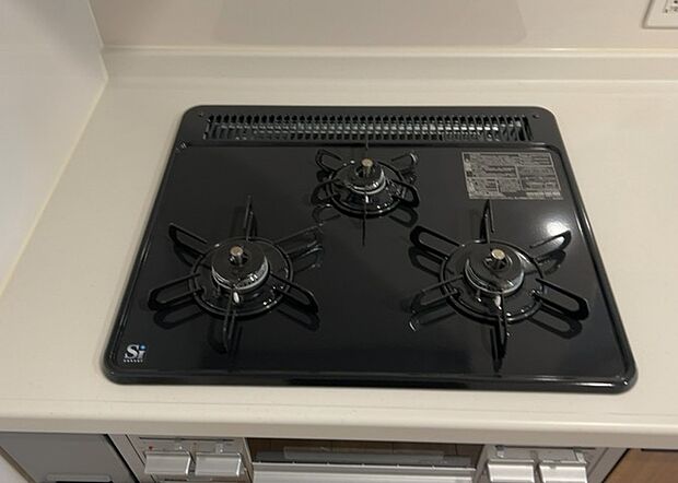 【キッチンコンロ】キッチンコンロは、料理の質を大きく左右する重要な設備です。火力調整のしやすさ、グリル機能の有無、安全装置の充実度など、選ぶポイントがたくさんあります。特に、IHクッキングヒーターは、お手入れのしやすさや安全性が高く、近年人気が高まっています。