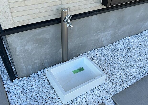 【外水栓】外水栓は、庭の水やりや洗車など、様々な用途に使える便利な設備です。ホースがしっかりと接続できるもの、水圧が安定しているものなど、使い勝手の良いものを選びましょう。また、凍結防止機能が付いているものなら、冬場でも安心して使用できます。