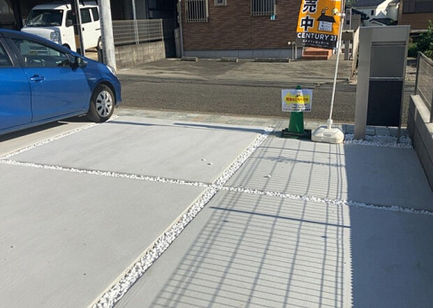 【駐車場】駐車場と明記されていても、最小スペースでつくられた駐車場だと大型車は駐車できなかったり、出入りしにくくなったりする可能性があります。お車のサイズと購入したい物件の駐車場のサイズを現地で確認しましょう。