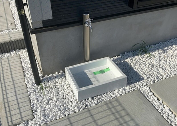 【その他設備】敷地内には、散水栓や立水栓があります。水道水を直接利用できるため、水を運ぶ手間を省くことが出来ます。大量の水を必要とする洗車作業や清掃などに役立ちます。その他設備とあわせて、現地でご確認ください。