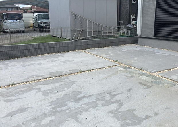 【駐車場】駐車場と明記されていても、最小スペースでつくられた駐車場だと大型車は駐車できなかったり、出入りしにくくなったりする可能性があります。お車のサイズと購入したい物件の駐車場のサイズを現地で確認しましょう。