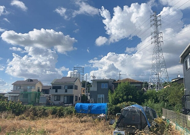 【物件からの展望_2】眺望を気にして物件を探す場合、前面に建物が建っていないか現地で確認しましょう!前面に建物があると景色はもちろん、日当たりや風通しにも影響が出てきます。住んだ時のことを想像しながら現地見学をしましょう。