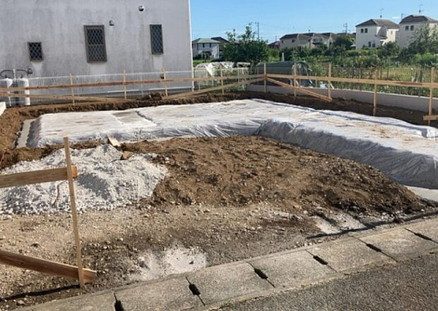 【庭_2】庭のある家に住むことのメリットとして、子どもたちの遊び場を確保できること、ガーデニングや家庭菜園を楽しめること、明るさを確保できることがあります。また、配置を工夫することでプライバシーが確保できます。