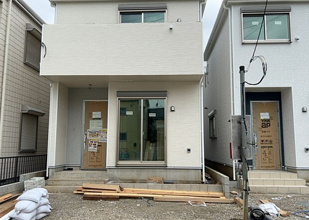 【外観_3】現地に行くなら、物件の周囲の地形がどうなっているかを見ることも大切です。周辺より低くなっている土地では、大雨などで水が集まりやすいため、地盤が弱くなっているということも考えられるため、注意が必要です。