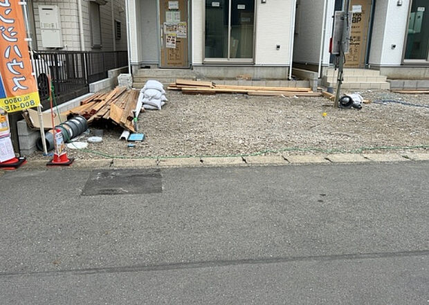 【前面道路含む現地写真_2】前面道路の幅員や歩道の有無、近隣の建物との距離感などは、実際の生活の利便性や安全性に大きく影響します。複数のアングルから前面道路の状況を確認することで、より具体的に生活イメージを描けます。