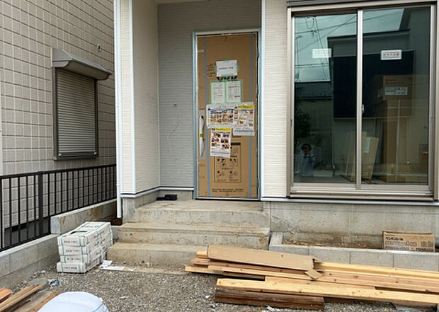 【玄関】玄関は家の顔でもあり、家族以外の目にも止まる場所です。玄関は外との間を仕切る扉、靴などをしまっておく収納スペース、靴脱ぎのたたきスペース、来客とのやり取りをするドアホンなど複数のアイテムからなります。