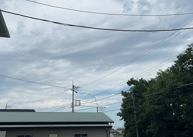 【物件からの展望_2】眺望を気にして物件を探す場合、前面に建物が建っていないか現地で確認しましょう!前面に建物があると景色はもちろん、日当たりや風通しにも影響が出てきます。住んだ時のことを想像しながら現地見学をしましょう。