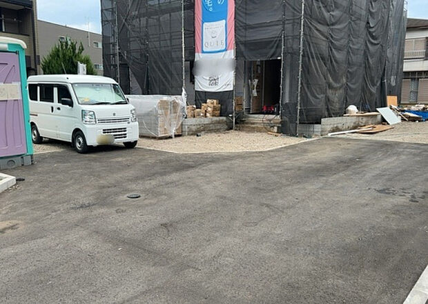 【前面道路含む現地写真_2】前面道路の幅員や歩道の有無、近隣の建物との距離感などは、実際の生活の利便性や安全性に大きく影響します。複数のアングルから前面道路の状況を確認することで、より具体的に生活イメージを描けます。
