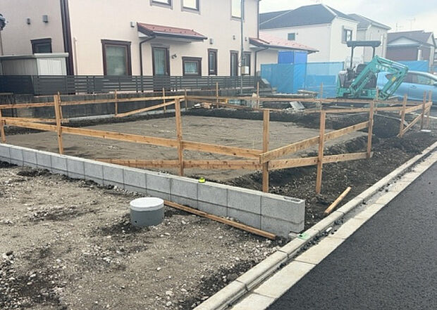 【外観_3】現地に行くなら、物件の周囲の地形がどうなっているかを見ることも大切です。周辺より低くなっている土地では、大雨などで水が集まりやすいため、地盤が弱くなっているということも考えられるため、注意が必要です。