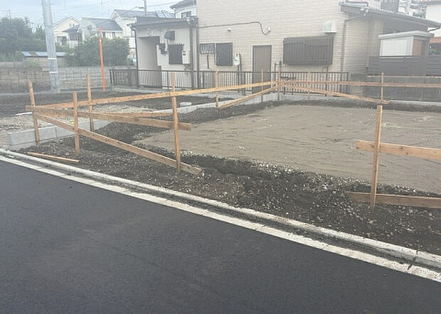 【前面道路含む現地写真_2】前面道路の幅員や歩道の有無、近隣の建物との距離感などは、実際の生活の利便性や安全性に大きく影響します。複数のアングルから前面道路の状況を確認することで、より具体的に生活イメージを描けます。