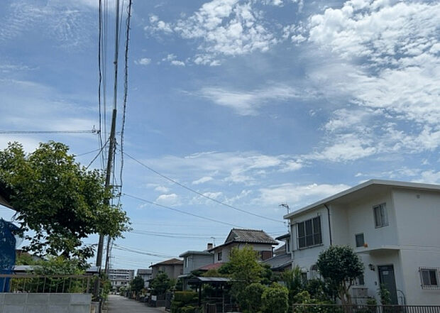 【物件からの展望_2】眺望を気にして物件を探す場合、前面に建物が建っていないか現地で確認しましょう!前面に建物があると景色はもちろん、日当たりや風通しにも影響が出てきます。住んだ時のことを想像しながら現地見学をしましょう。