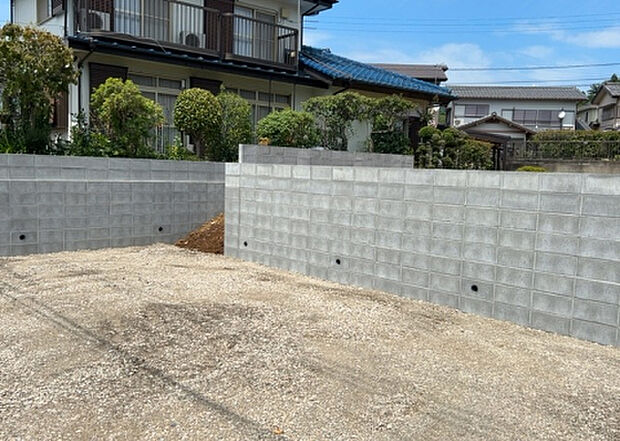 【外観_3】現地に行くなら、物件の周囲の地形がどうなっているかを見ることも大切です。周辺より低くなっている土地では、大雨などで水が集まりやすいため、地盤が弱くなっているということも考えられるため、注意が必要です。