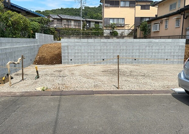 【前面道路含む現地写真_2】前面道路の幅員や歩道の有無、近隣の建物との距離感などは、実際の生活の利便性や安全性に大きく影響します。複数のアングルから前面道路の状況を確認することで、より具体的に生活イメージを描けます。