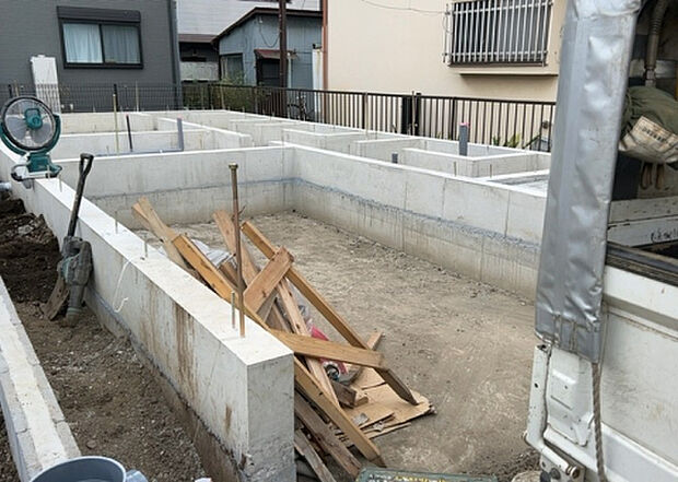 【駐車場_2】駐車場と明記されていても、最小スペースでつくられた駐車場だと大型車は駐車できなかったり、出入りしにくくなったりする可能性があります。お車のサイズと購入したい物件の駐車場のサイズを現地で確認しましょう。
