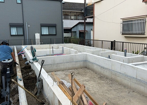 【構造・工法・仕様_2】ベタ基礎とは、柱の位置に関係なく全体に基礎がある事を指し、面積が大きい分建物の重さを全体に分散できます。また、地面からの湿気や害虫を遮断でき、木造住宅で心配されるシロアリ被害を防ぐ効果も期待できます。