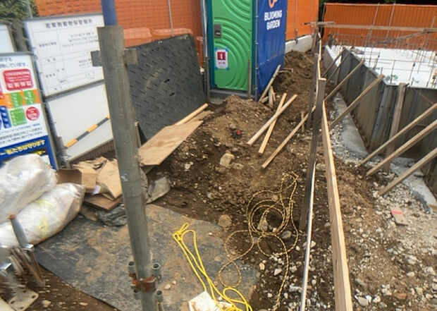 【その他設備】敷地内には、散水栓や立水栓があります。水道水を直接利用できるため、水を運ぶ手間を省くことが出来ます。大量の水を必要とする洗車作業や清掃などに役立ちます。その他設備とあわせて、現地でご確認ください。