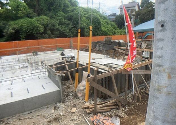 【外観_3】現地に行くなら、物件の周囲の地形がどうなっているかを見ることも大切です。周辺より低くなっている土地では、大雨などで水が集まりやすいため、地盤が弱くなっているということも考えられるため、注意が必要です。