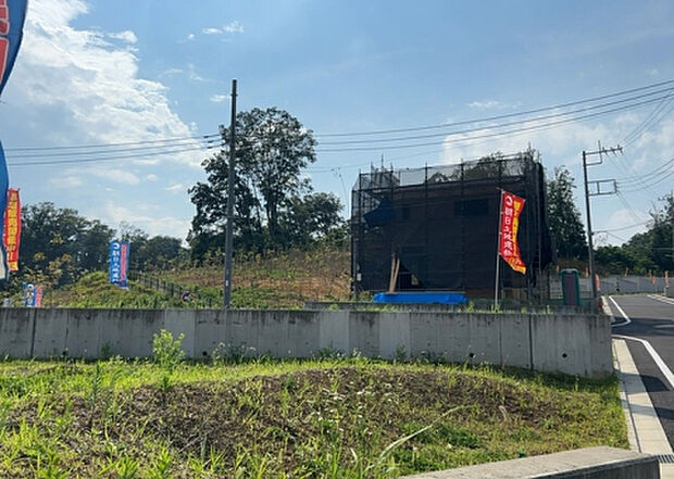 【物件からの展望_2】眺望を気にして物件を探す場合、前面に建物が建っていないか現地で確認しましょう!前面に建物があると景色はもちろん、日当たりや風通しにも影響が出てきます。住んだ時のことを想像しながら現地見学をしましょう。