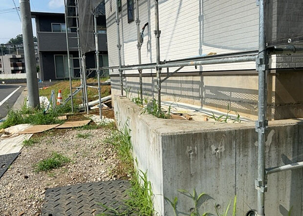 【庭_2】庭のある家に住むことのメリットとして、子どもたちの遊び場を確保できること、ガーデニングや家庭菜園を楽しめること、明るさを確保できることがあります。また、配置を工夫することでプライバシーが確保できます。