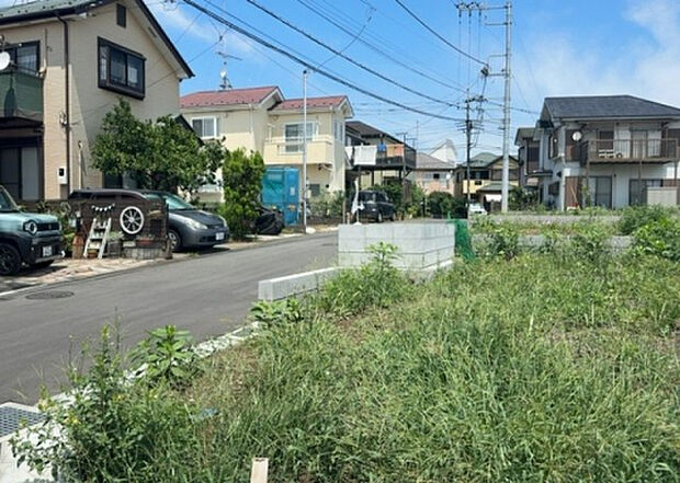 【前面道路含む現地写真_2】前面道路の幅員や歩道の有無、近隣の建物との距離感などは、実際の生活の利便性や安全性に大きく影響します。複数のアングルから前面道路の状況を確認することで、より具体的に生活イメージを描けます。