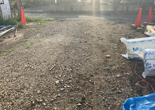 【庭_2】庭のある家に住むことのメリットとして、子どもたちの遊び場を確保できること、ガーデニングや家庭菜園を楽しめること、明るさを確保できることがあります。また、配置を工夫することでプライバシーが確保できます。