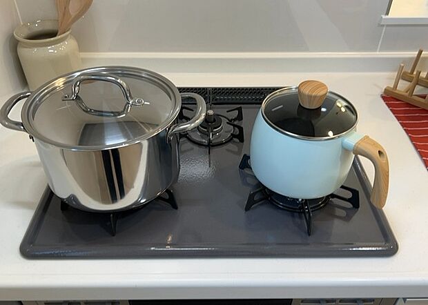 【キッチンコンロ】キッチンコンロは、料理の質を大きく左右する重要な設備です。火力調整のしやすさ、グリル機能の有無、安全装置の充実度など、選ぶポイントがたくさんあります。特に、IHクッキングヒーターは、お手入れのしやすさや安全性が高く、近年人気が高まっています。