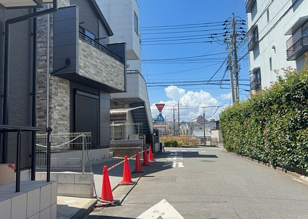 【前面道路含む現地写真_2】お持ちの車種によっては前面道路が広い方が便利でしょう。しかし、前面道路が広ければその分交通量が多くなるため、騒音などが気になる場合があります。実際に現地を見学し、周辺交通量や騒音などを確認しましょう!